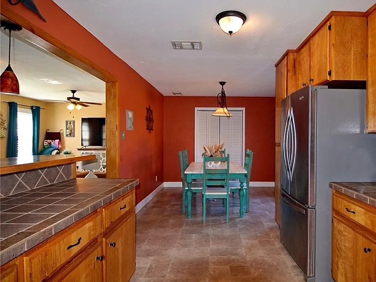 805 E Anderson St — Photo 3