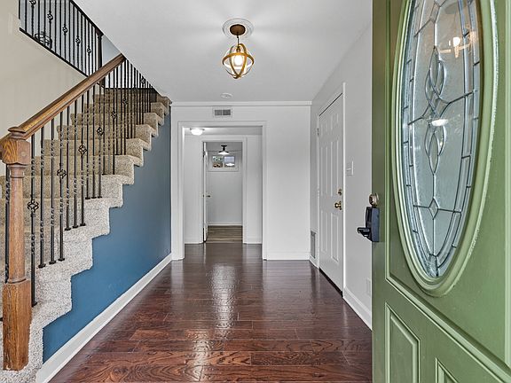 3rd image of 347 Greenleaf Ln