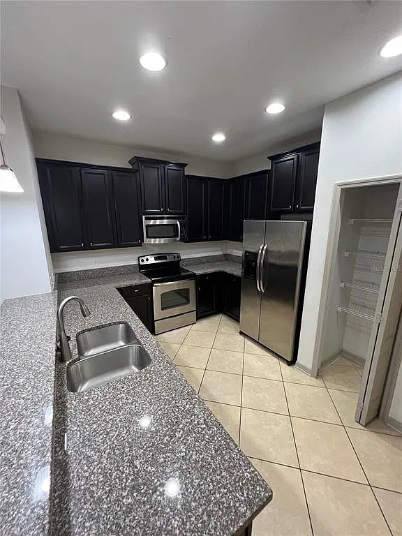 3 bed, 2.5 bath, 1281 sqft, $2,000 — Photo 2