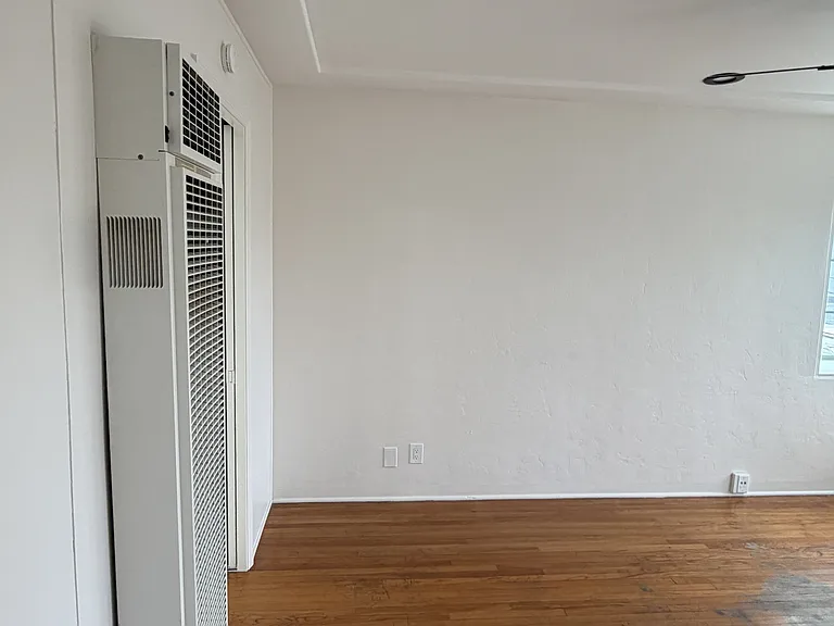 4870 Niagara Ave — Photo 7