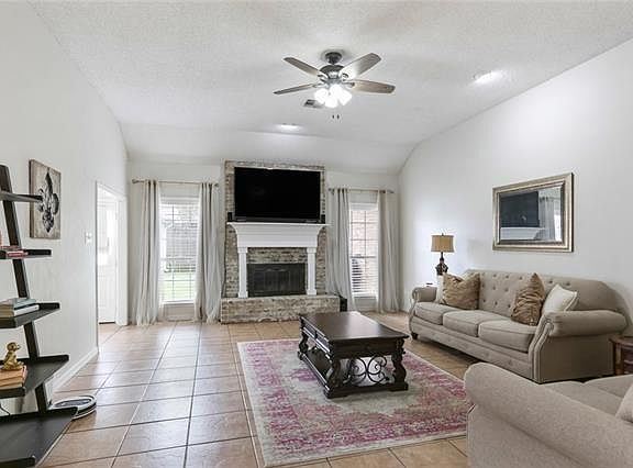 4th image of 636 Saint Julien Dr