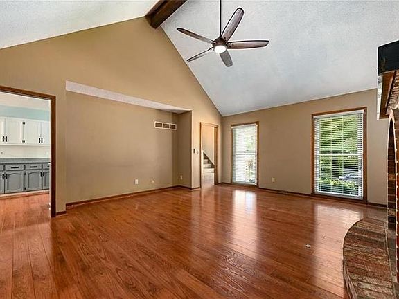 4th image of 1128 Canterbury Ln