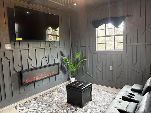 4th image of 837 Pine Tree St