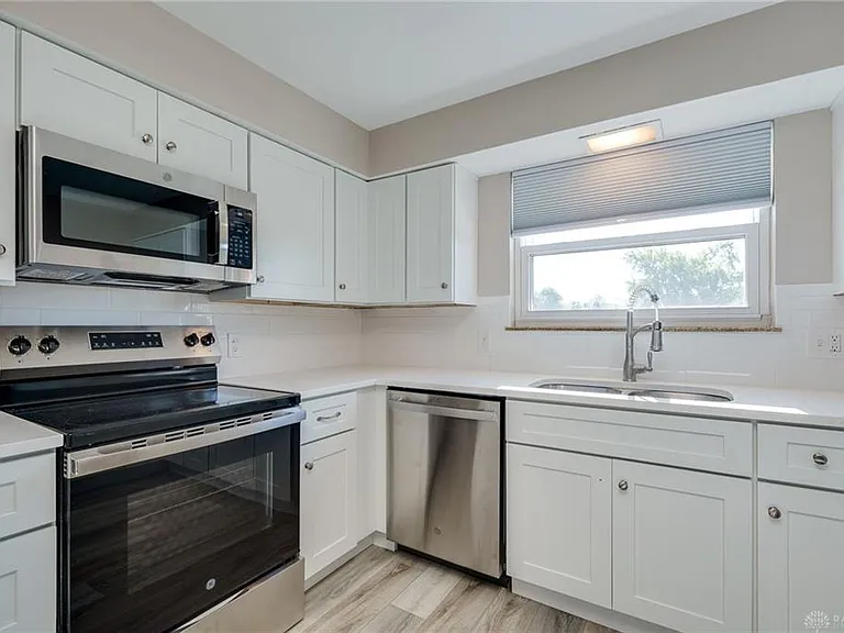 3433 Woodman Dr — Photo 5