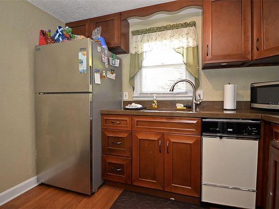 4th image of 34 W Illiana St