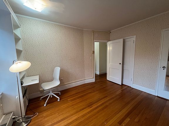 4th image of 988 Memorial Dr APT 186