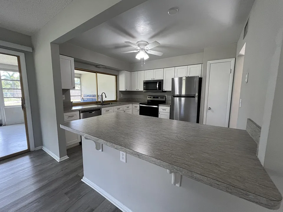 1920 W Lakeview Blvd #1