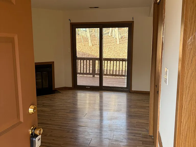 223 Sterling Ct — Photo 2