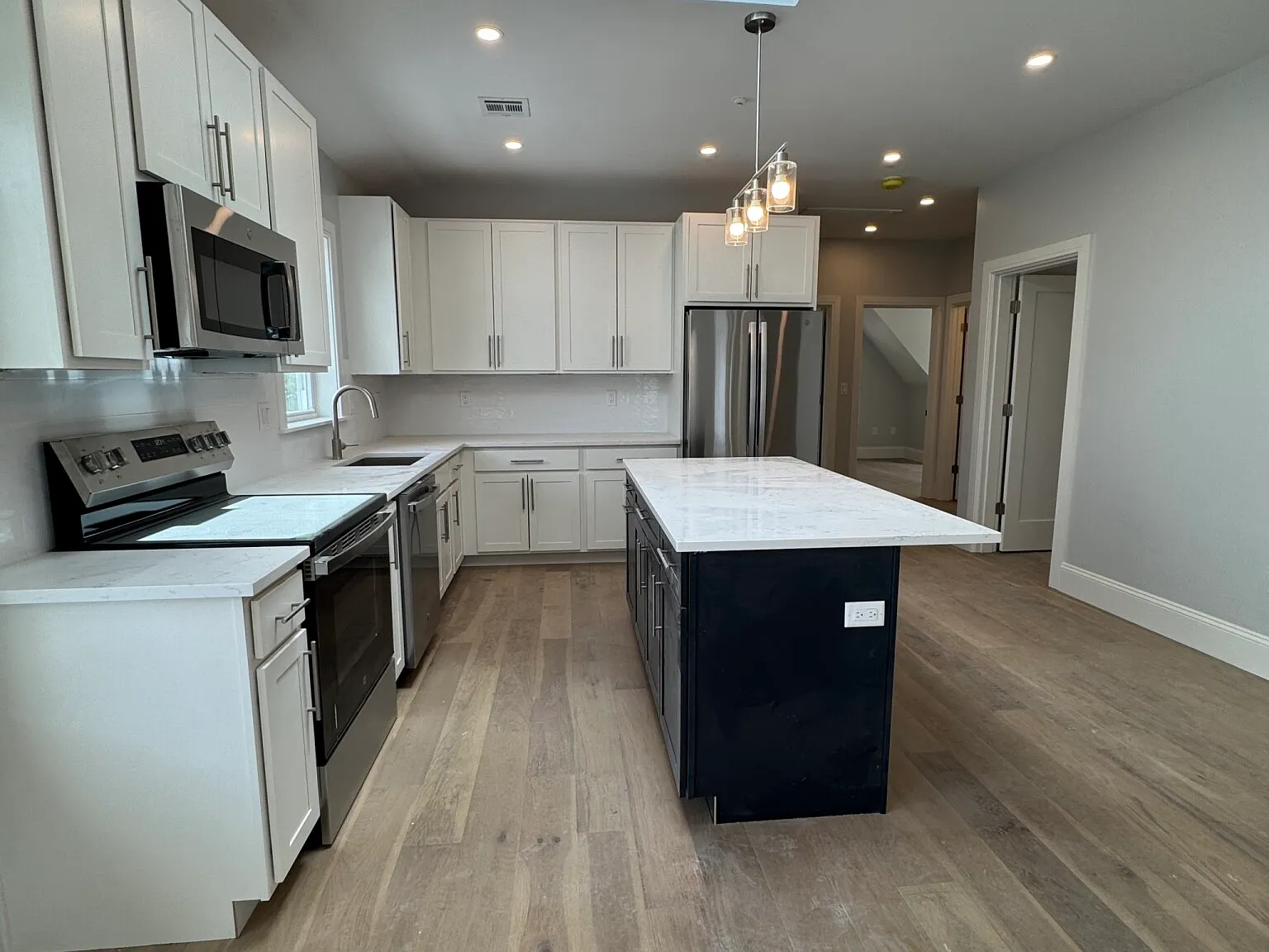 3 bed, $4,100 — Photo 4