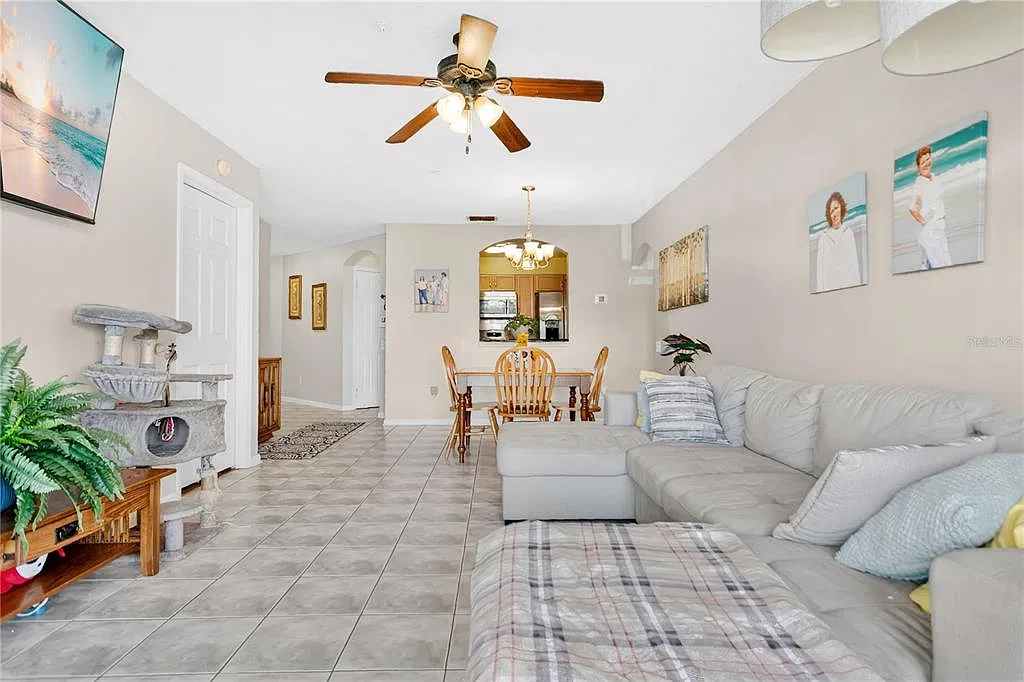 3 bed, 2.0 bath, 1364 sqft, $1,900 — Photo 3