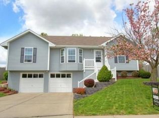 19508 Paradise Cir, Smithville, MO 64089