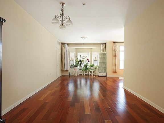 5th image of 104 E Elizabeth Ave
