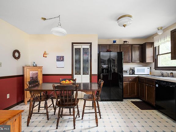 4th image of 6 Eugene Ct