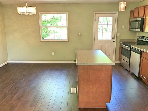 5th image of 32 Hideaway Dr