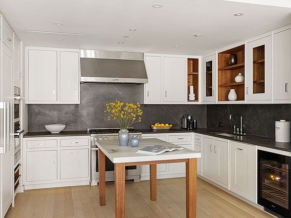4th image of 221 W 77th St APT 4E