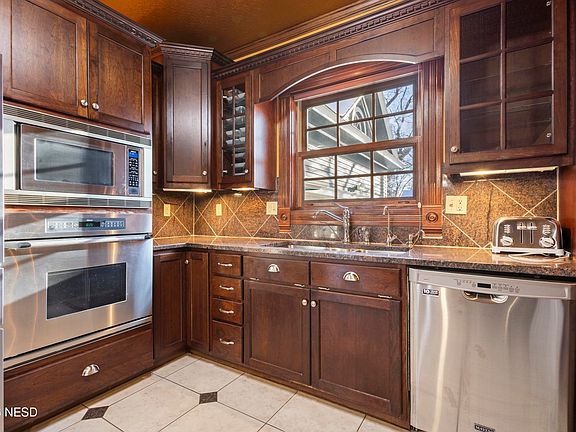 4th image of 101 E Park Ave