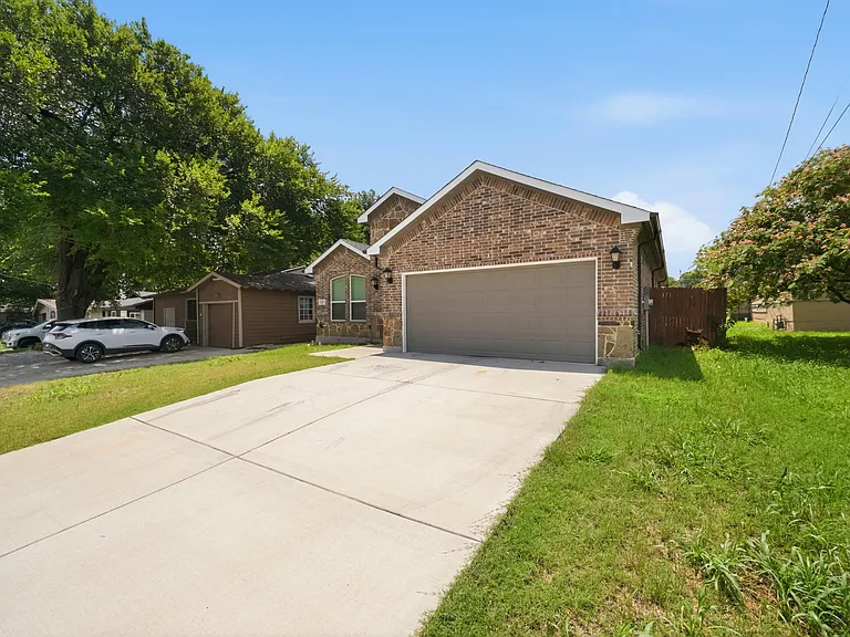 2125 Beaumont St — Photo 2