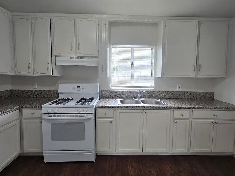 2513 S 10th St — Photo 10