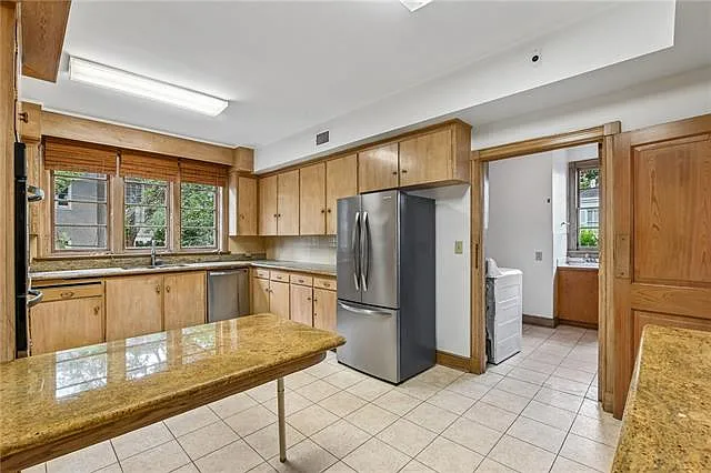 528 Walnut St — Photo 3