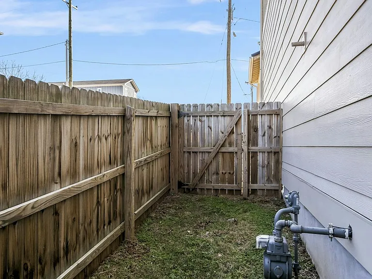2318 Batavia St — Photo 34