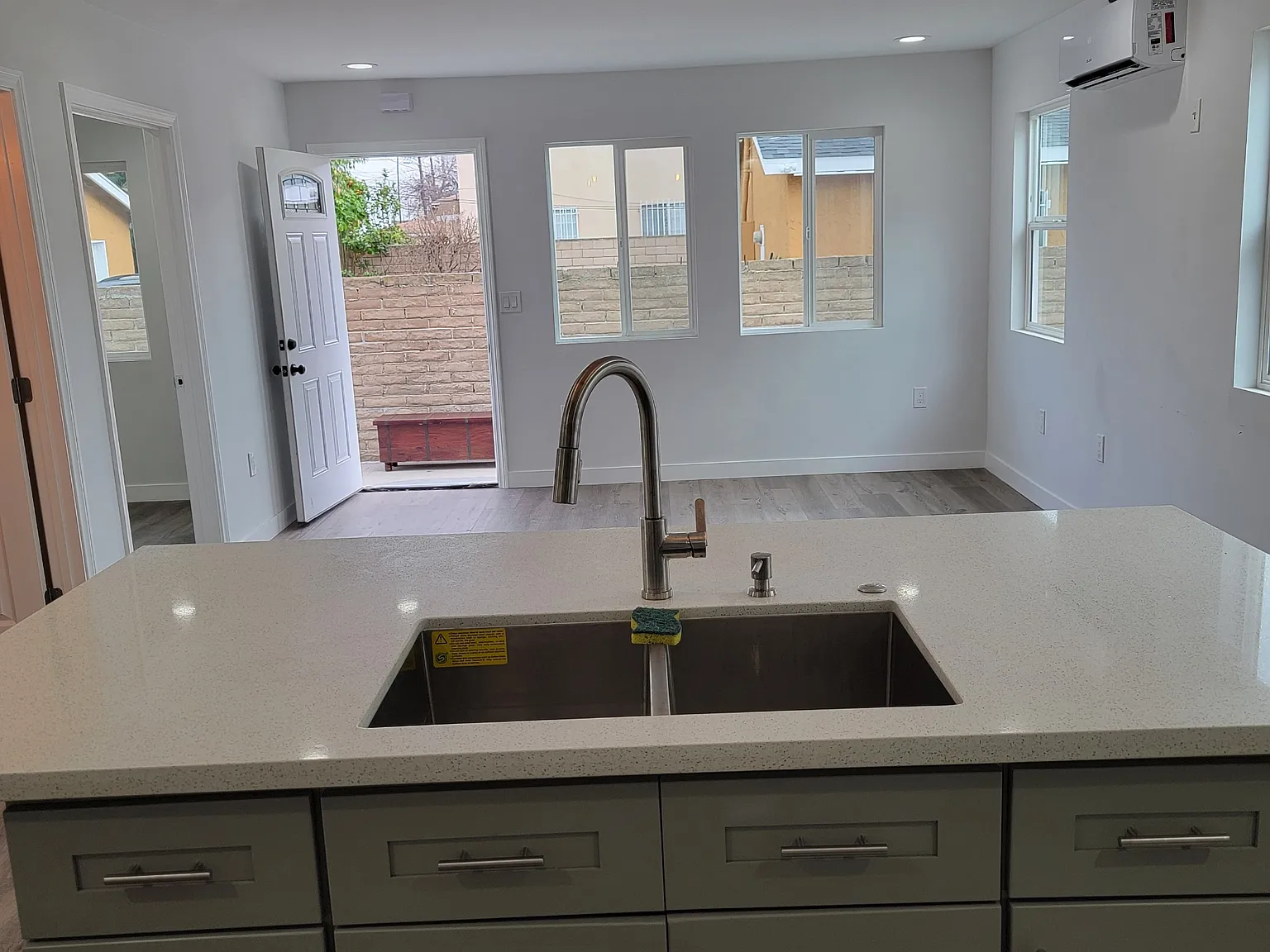 613 W. 83rd St, Los Angeles, California 90044 — Photo 3
