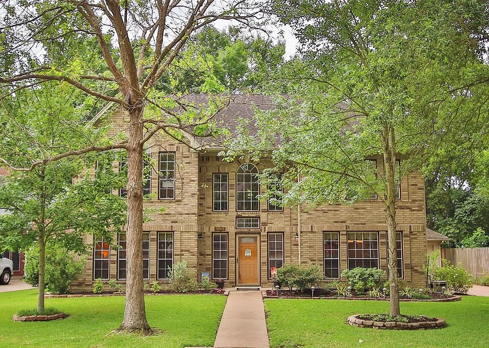 Welcome to this stately home in the heart of Easton Commons in the Copperfield area of Northwest Houston. Lovely trees surround this home and give it great curb appeal!