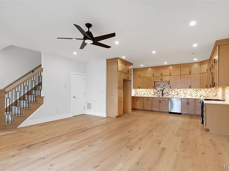 412 S Ctr — Photo 15