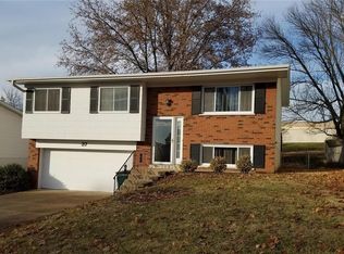 37 Hillcrest Blvd, Ballwin, MO 63021