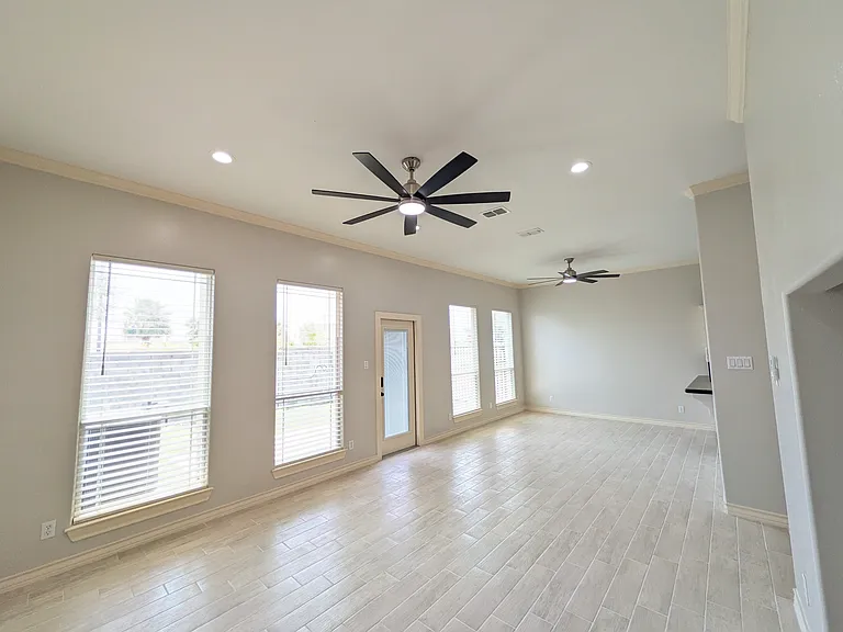 3432 Midtown Cir — Photo 2