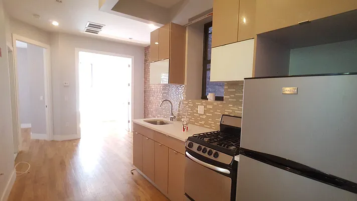 Rented by Evergreen Apartments BK | media 9