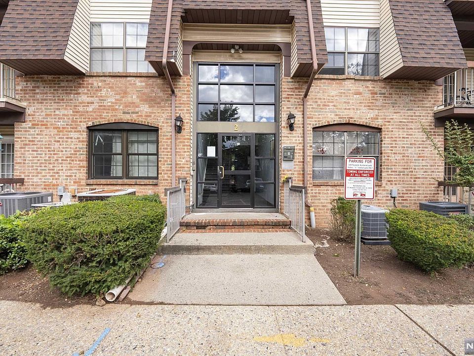 1st image of 212 Green Hollow Dr