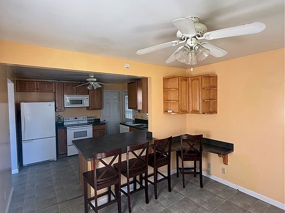 4th image of 124 Caroline Ave