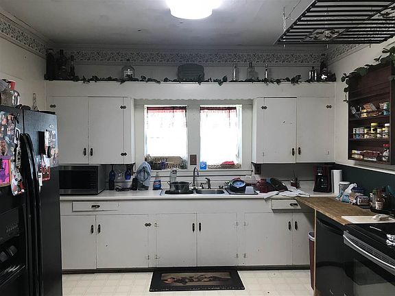 4th image of 205 Easy St