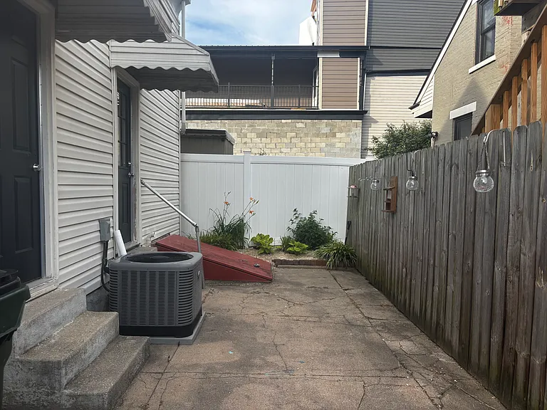 939 Liberty St — Photo 2