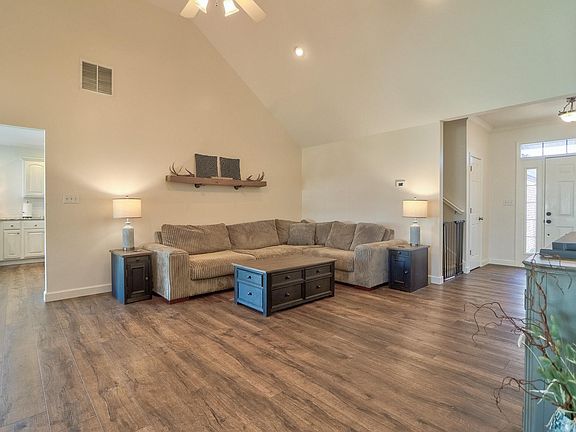 5th image of 2807 Laura Lynn Ln