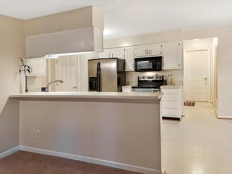 7704 Middlefield Mews — Photo 7