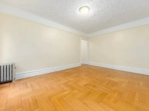 11921 Metropolitan Ave, Kew Gardens, NY