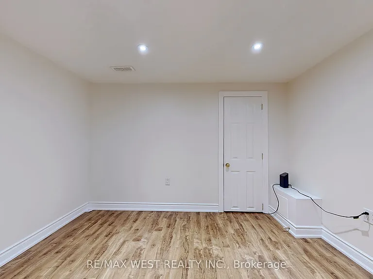 139 Ranee Ave #BASEMENT — Photo 20