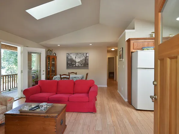 5689 Salmon Dr, Sechelt, BC V7Z 0L8