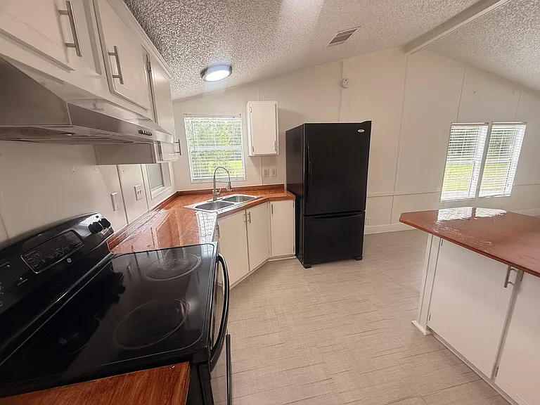 1051 Hawthorn St — Photo 21