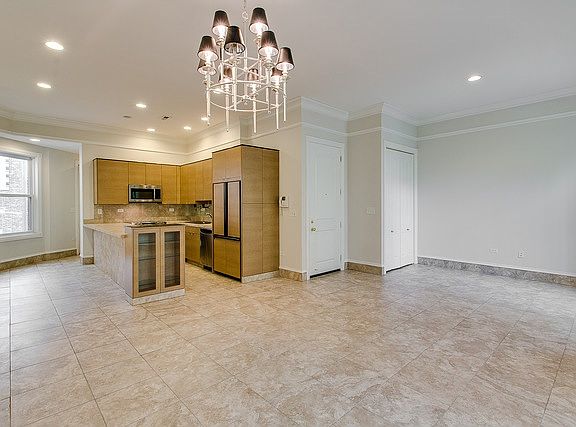 3rd image of 51 E Bellevue Pl APT 1