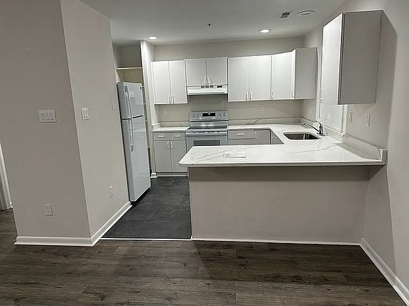 3rd image of 440 Main St #1000-B