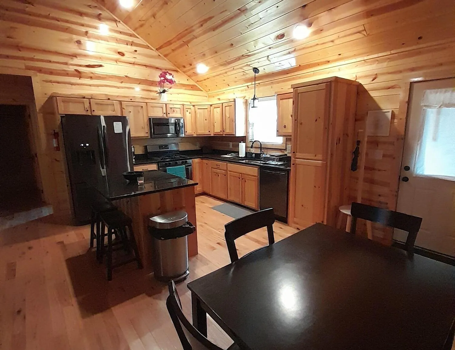 3 bed, 2.0 bath, 1232 sqft, $2,000 — Photo 2