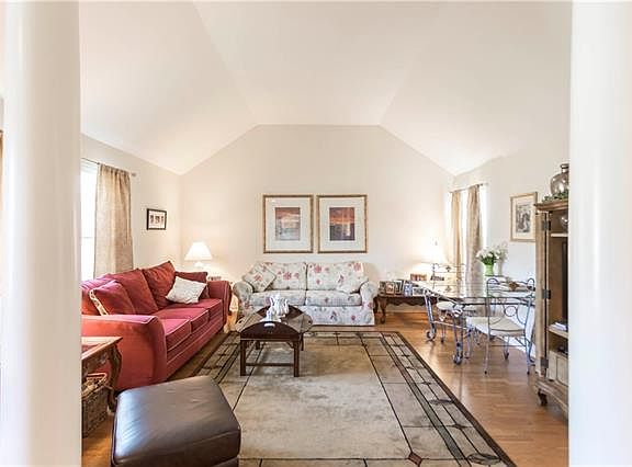 5th image of 701 Willow Creek Cir