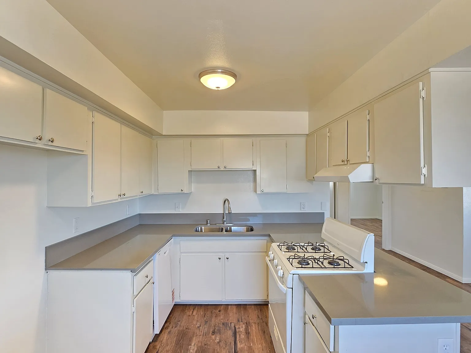 2 bed, 782 sqft, $1,375 — Photo 2