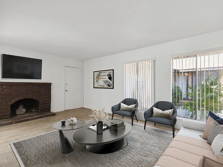 3416 N Fruit Ave — Photo 9