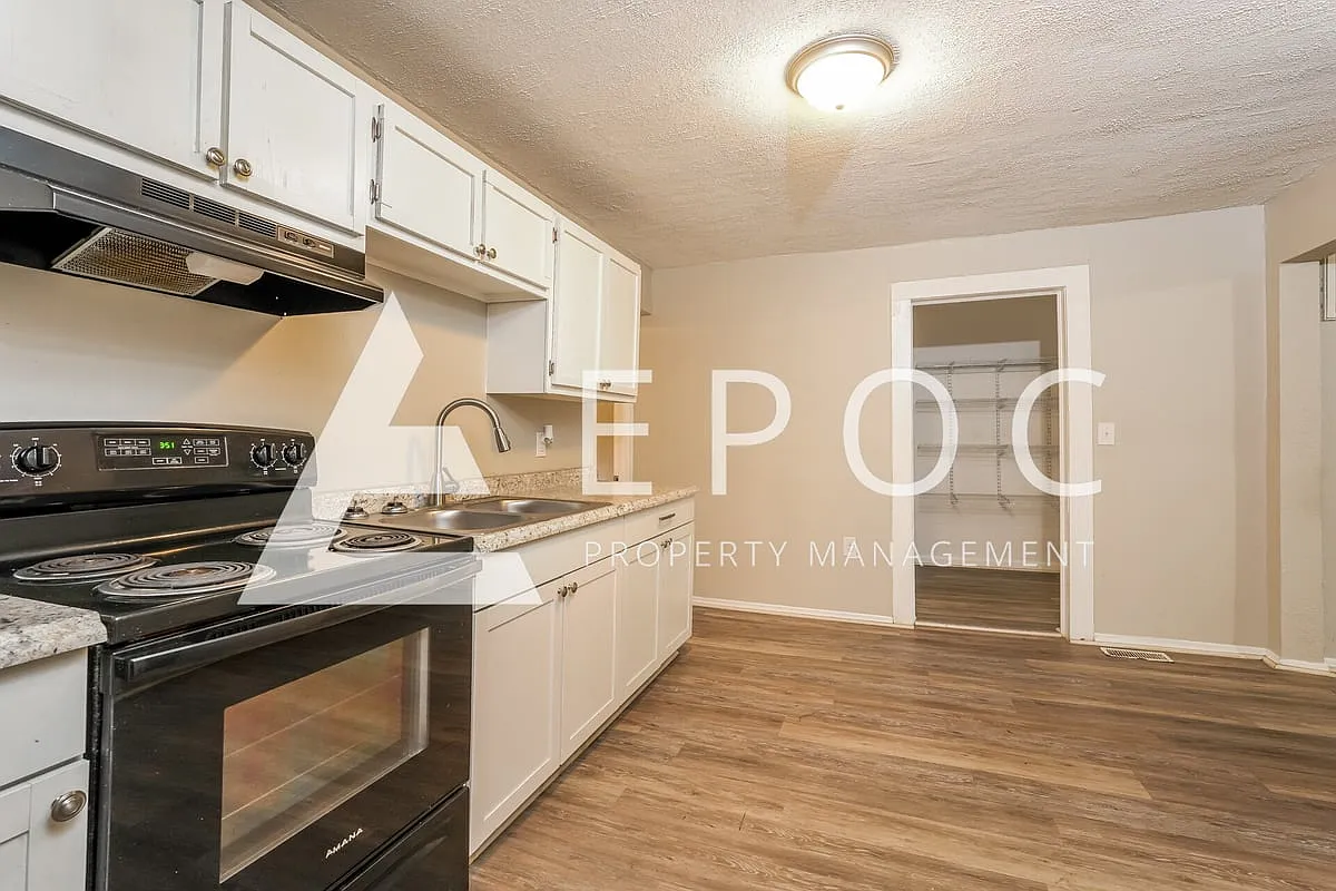 1310 Phipps Ave — Photo 3
