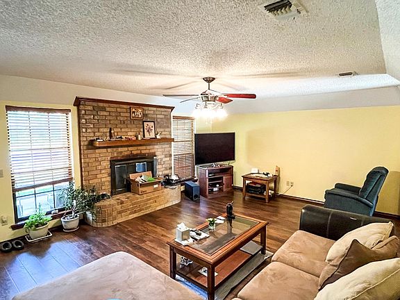 2nd image of 105 Honeysuckle St
