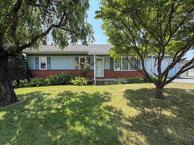 213 Hahnstown Rd — Photo 2