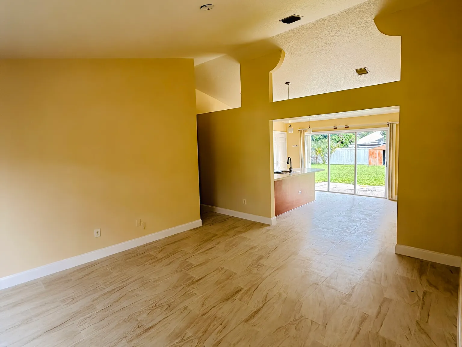 650 SE Thanksgiving Ave — Photo 4